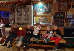 Oglądaliśmy wnętrze starej chaty i piękne obrazy