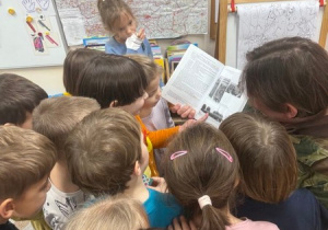 Przedstawienie literatury tematycznej przez tatę Bruno