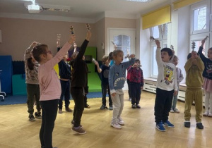 Taniec przy akompaniamencie janczarków na zajęciach rytmiki