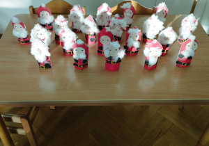 Prezentacja prac plastycznych "Mikołaje"