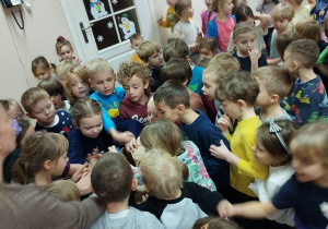 Wspólne otwieranie prezentu od Mikołaja cz 2