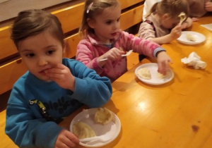 Degustacja świątecznych pierogów na wycieczce do Kawęczyna cz 1