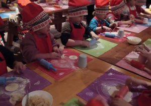 Lepienie pierogów na wycieczce w Kawęczynie cz 2
