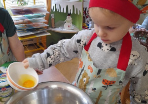 Dwa jajeczka w miseczce - zabawy kulinarne
