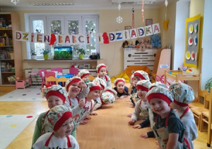 Rączki umyte, czapeczki i fartuszki założone - w oczekiwaniu na zajęcia kulinarne
