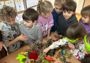 Wybuch wulkanu i podziwiające go dinozaury