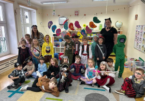 Wspólne zdjęcie w strojach karnawałowych
