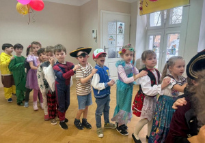 Zabawy taneczne na balu karnawałowym