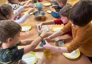 "Malowanie na mleku" - zajęcia eksperymentalne