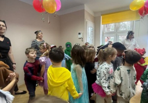 Taniec w parach na balu karnawałowym