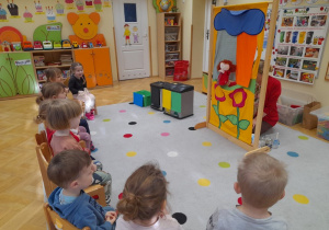 Uczymy się segregacji odpadów w naszej sali