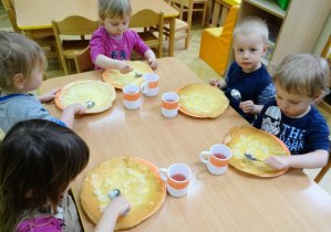 Przyrządzanie naleśników z dżemem