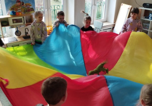 "Dzień Dinozaura" - zabawy z chustą animacyjną