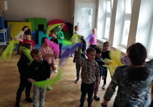 Zabawy muzyczne z chustami animacyjnymi
