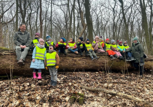 Wspólne zdjęcie z edukatorem leśnym
