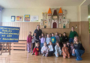 Zdjęcie grupowe na korytarzu SP 133