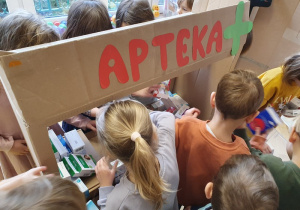 Tydzień bez zabawek - bawimy się w aptekę