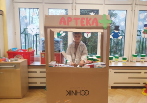 Tydzień bez zabawek - projektujemy aptekę