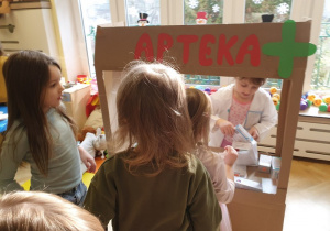 Tydzień bez zabawek - zabawa tematyczna w aptece