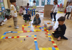Zabawy konstrukcyjne z klockami mozaiki geometrycznej