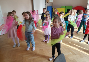 Zabawy muzyczno - taneczne z chustkami