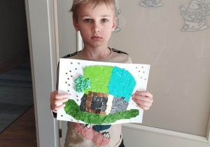 Tomek prezentuje pracę konkursową "Happy St. Patrick"s Day"