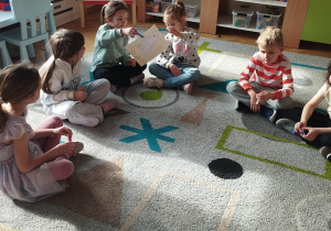 "Podaj mi" - zabawa ze spinaczem ćwicząca współpracę