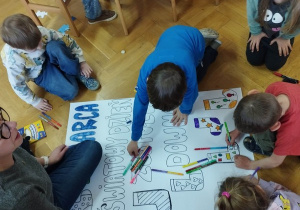 "Dzień kolorowej skarpety"- tworzenie plakatu z pedagogiem specjalnym