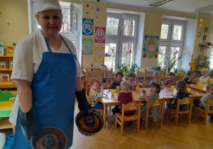 Pani Agnieszka pokazuje nam pyszny efekt naszej pracy