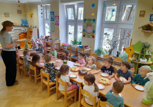 Wspólny wielkanocny stół