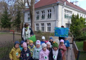 Dzieci z plakatem z okazji "Dnia Ziemi"