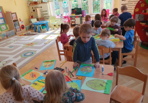 Ozdabiamy pisanki wielkanocne - praca plastyczna