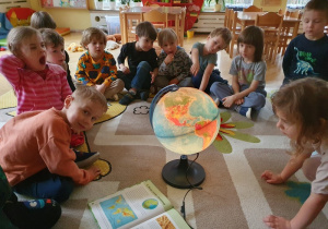 Poznajemy naszą Planetę Ziemię -zajęcia z globusem