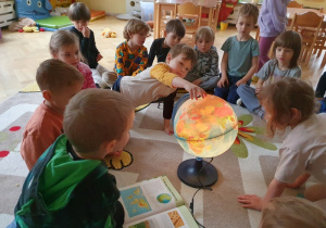 Poznajemy naszą Planetę Ziemię -zajęcia z globusem cz 2
