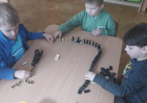 Domino - zabawa zespołowa na koncentrację i uważnosć