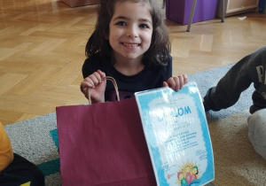 Dora prezentuje swój pokonkursowy upominek