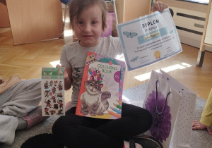 Zosia prezentuje swoje pokonkursowe upominki