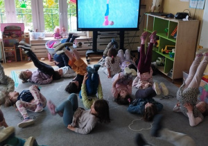 Yoga - zabawa ruchowa na języku angielskim