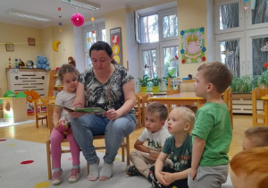 Mama Poli czyta Kicię Kocię