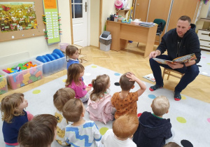 Tata Marcelinki czyta Sikorkom