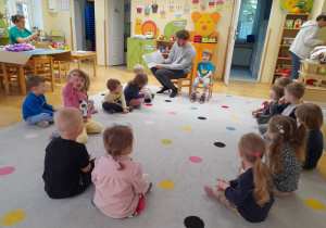 Tata Stasia czyta Sikorkom