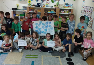 Prezentacja grupowego plakatu konkursowego "Zasady znamy! Z gangiem próchnicy wygramy!"