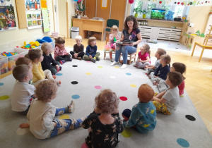 mama Helenki czyta dzieciom