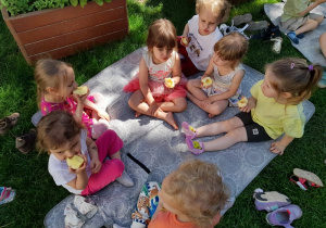 Piknik w ogrodzie