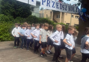 Polonez w czasie występu na zakończenie roku starszaków