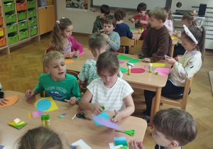 Tworzenie motylków - praca plastyczna