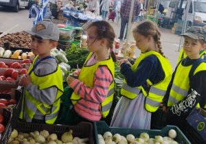 Zakupy na targu przy ul. Wolumen cz 10