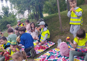 Wspólne pałaszowanie kupionych produktów