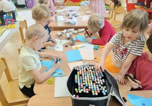 Tworzenie motylków - zabawy plastyczne
