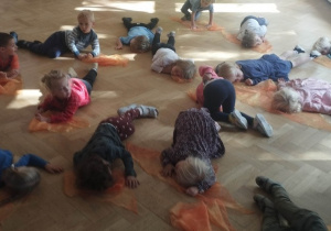 Rytmiczne zabawy muzyczne z chustami